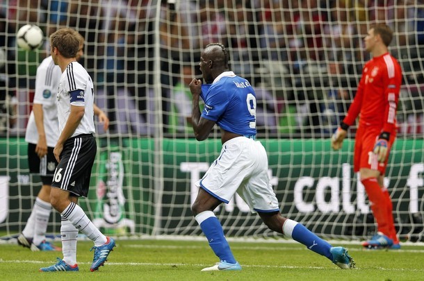 Balotelli tỏa sáng với pha đánh đầu mở tỷ số.